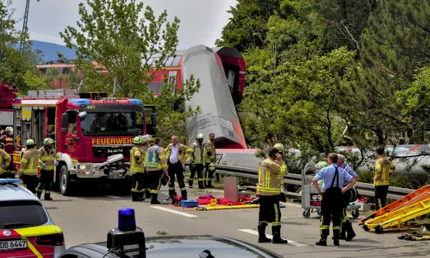 Emergency and rescue workers at the scene of the crash in Burgrain, near Garmisch-Partenkirchen. Image: Josef Hornsteiner