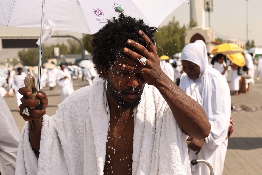 Soaring Temperatures Challenge Muslim Pilgrims during Hajj