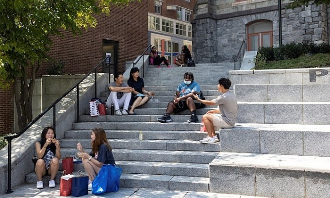 Students sit on the stairs of the University of Pennsylvania in Philadelphia, Pennsylvania, U.S., Aug. 24, 2021. Photo by Reuters